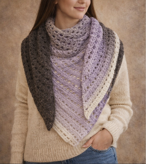 Châle au crochet multicolore porté par une femme, accessoire fait main en maille ajourée