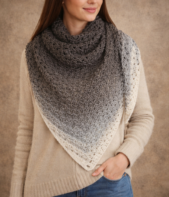 Châle au crochet fait main porté par une femme, accessoire élégant en maille ajourée